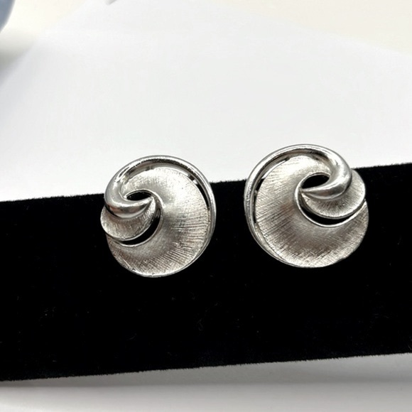 Crown Trifari Estate Silver Matte Silver Plated Clip On Earrings signed - Picture 3 of 10